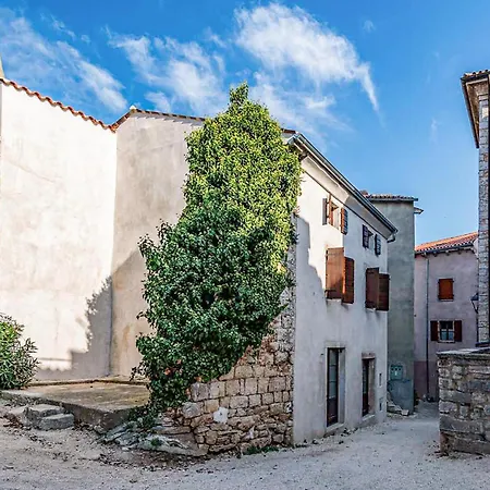 2 Bedroom Beautiful In Holiday home *